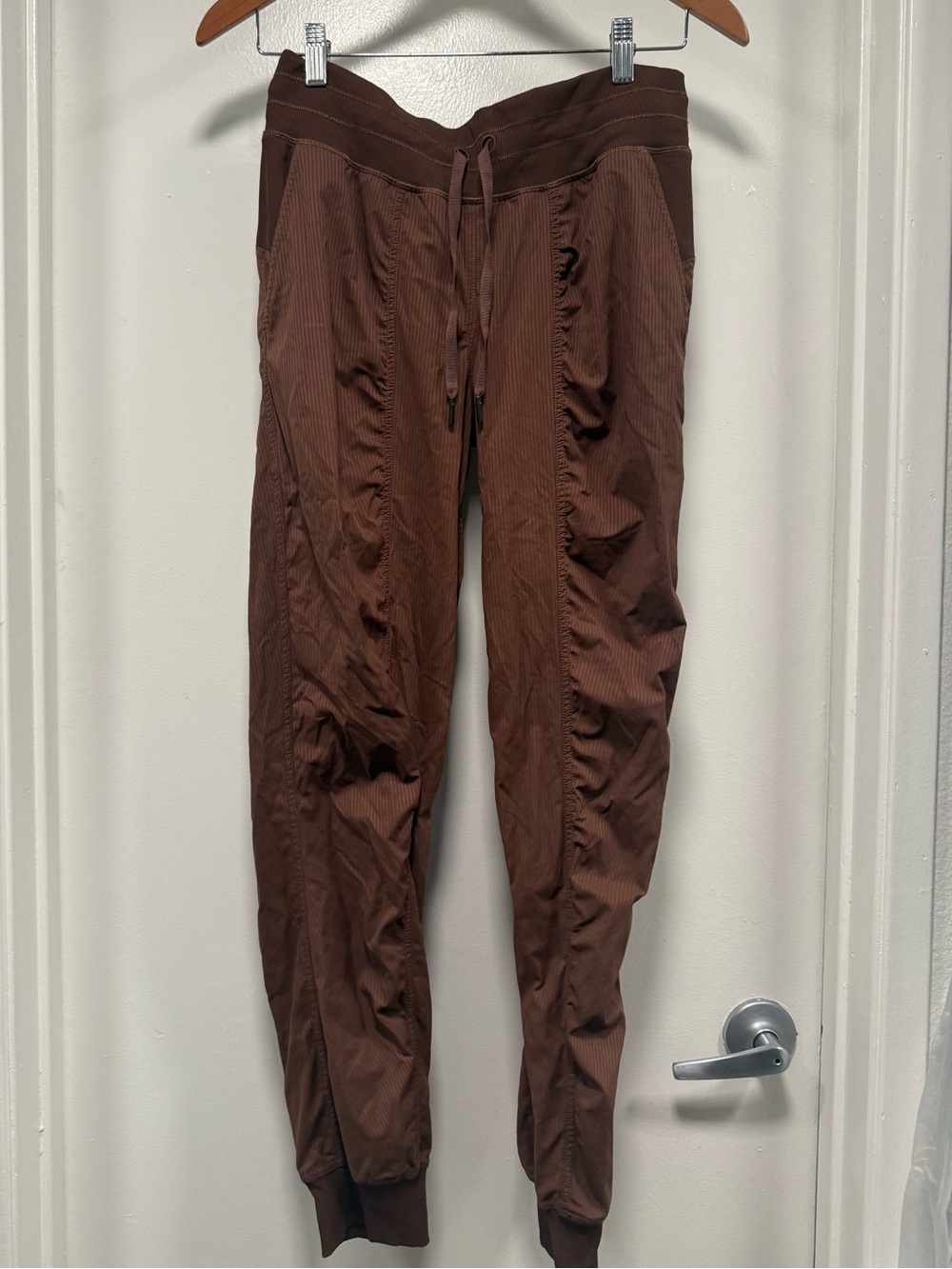 Women’s Lululemon brown workout pants.